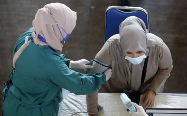 Koronawirus. Indonezja: Zaszczepieni lekarze chorują na COVID