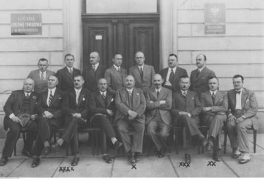 Członkowie Rady giełdy zbożowo-towarowej w Bydgoszczy przed budynkiem instytucji: prezes Rady Z. Rzy