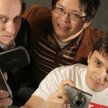 Założyciele YouTube’a Chad Hurley, Steve Chen i Jawed Karim pozują w siedzibie firmy – w San Mateo (