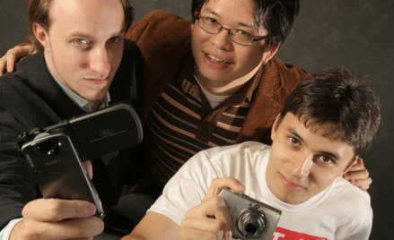 Założyciele YouTube’a Chad Hurley, Steve Chen i Jawed Karim pozują w siedzibie firmy – w San Mateo (