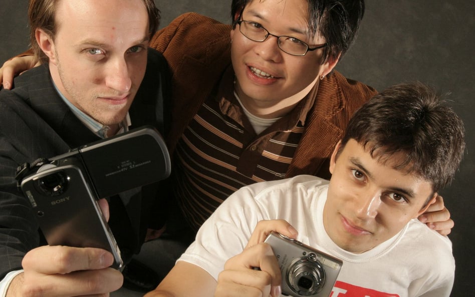 Założyciele YouTube’a Chad Hurley, Steve Chen i Jawed Karim pozują w siedzibie firmy – w San Mateo (