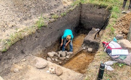 W odkopanym grobie spoczywała kobieta. W chwili śmierci miała ok. 30 lat / fot. Adam Cygan