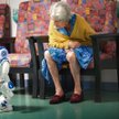 Mówi, śpiewa, tańczy, nawiązuje kontakt z pensjonariuszami. Ten humanoid pracuje w domu opieki nieda