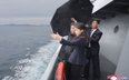 Przywódca Korei Północnej Kim Dzong Un i jego córka Kim Ju Ae odwiedzają okręt wojenny Kang Kon, aby
