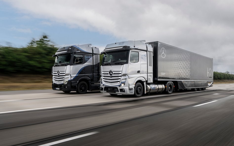 Prototypowy Mercedes-Benz z wodorowym napędem i zbiornikami na ciekły gaz.