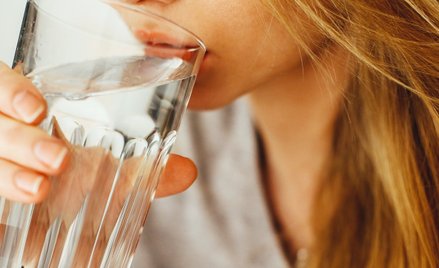 Jak zadbać o prawidłowe nawadnianie w czasie upałów?