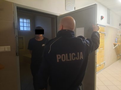 Pierwszy z podejrzanych, 19-letni mężczyzna, został zatrzymany wkrótce po przyjeździe patrolu.