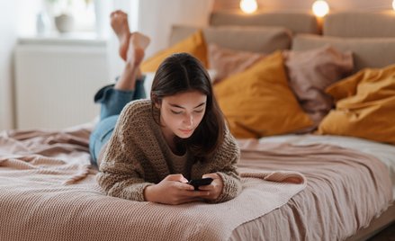 Z badania wynika, że to kobiety spędzają więcej czasu online.