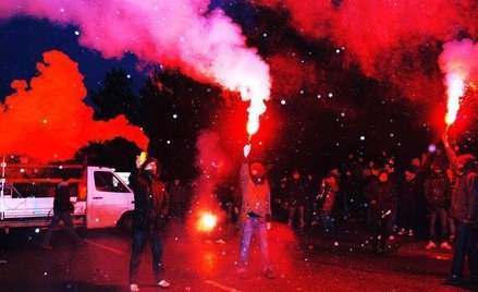 Na przedmieściach Sztokholmu demonstracje neonazistów i antynazistów kończą się zamieszkami