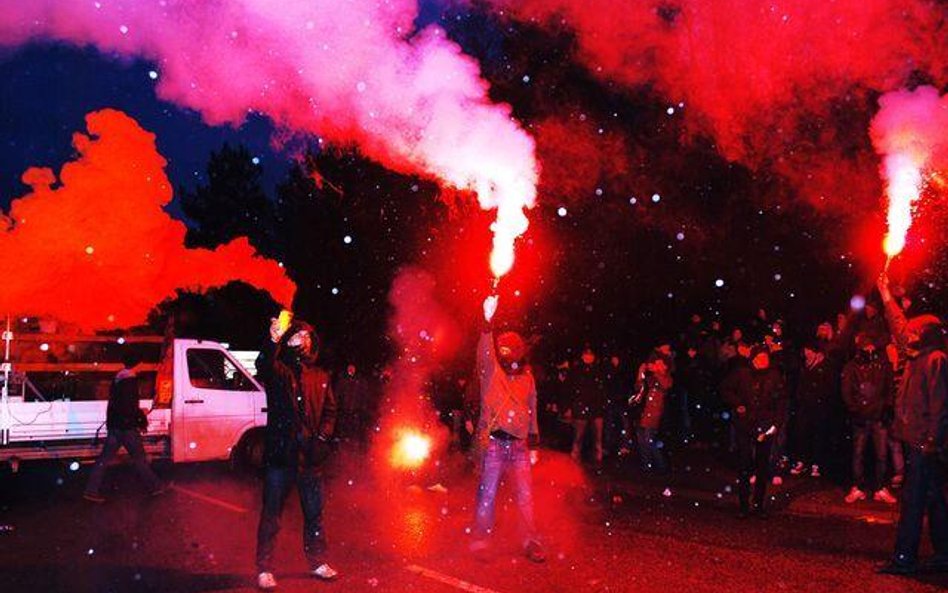 Na przedmieściach Sztokholmu demonstracje neonazistów i antynazistów kończą się zamieszkami