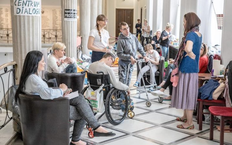 Protest rodziców i opiekunów osób niepełnosprawnych w Sejmie