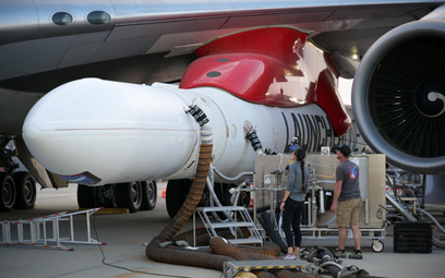 Rakietę z satelitami podwieszono pod skrzydłem boeinga 747 Cosmic girl. Misja nie powiodłą się, sate
