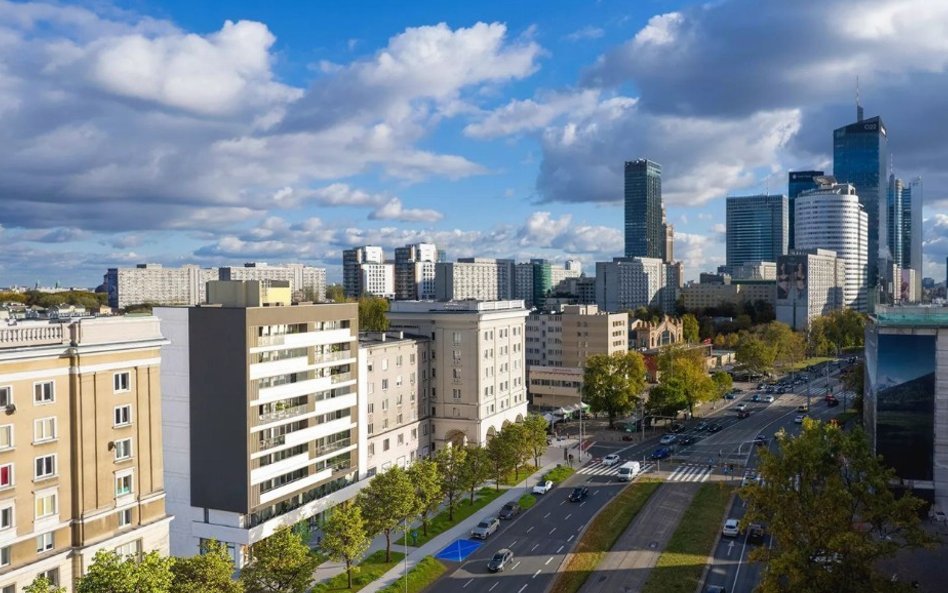 W Alei Jana Pawła II 34 trwają prace nad przekształceniem istniejącego obiektu biurowego w budynek o