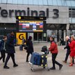 Pasażerowie w pobliżu Terminala 3 lotniska Heathrow w Londynie