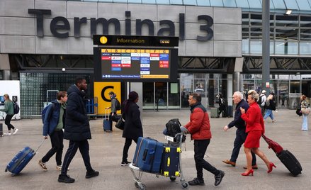 Pasażerowie w pobliżu Terminala 3 lotniska Heathrow w Londynie