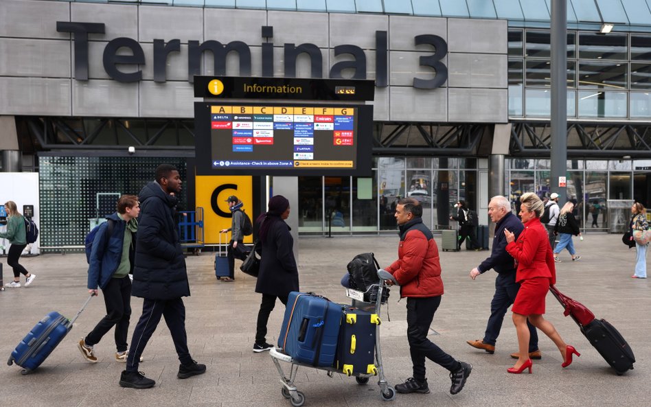 Pasażerowie w pobliżu Terminala 3 lotniska Heathrow w Londynie