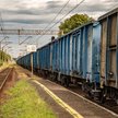 Transport ostrożnie wychodzi z dołka
