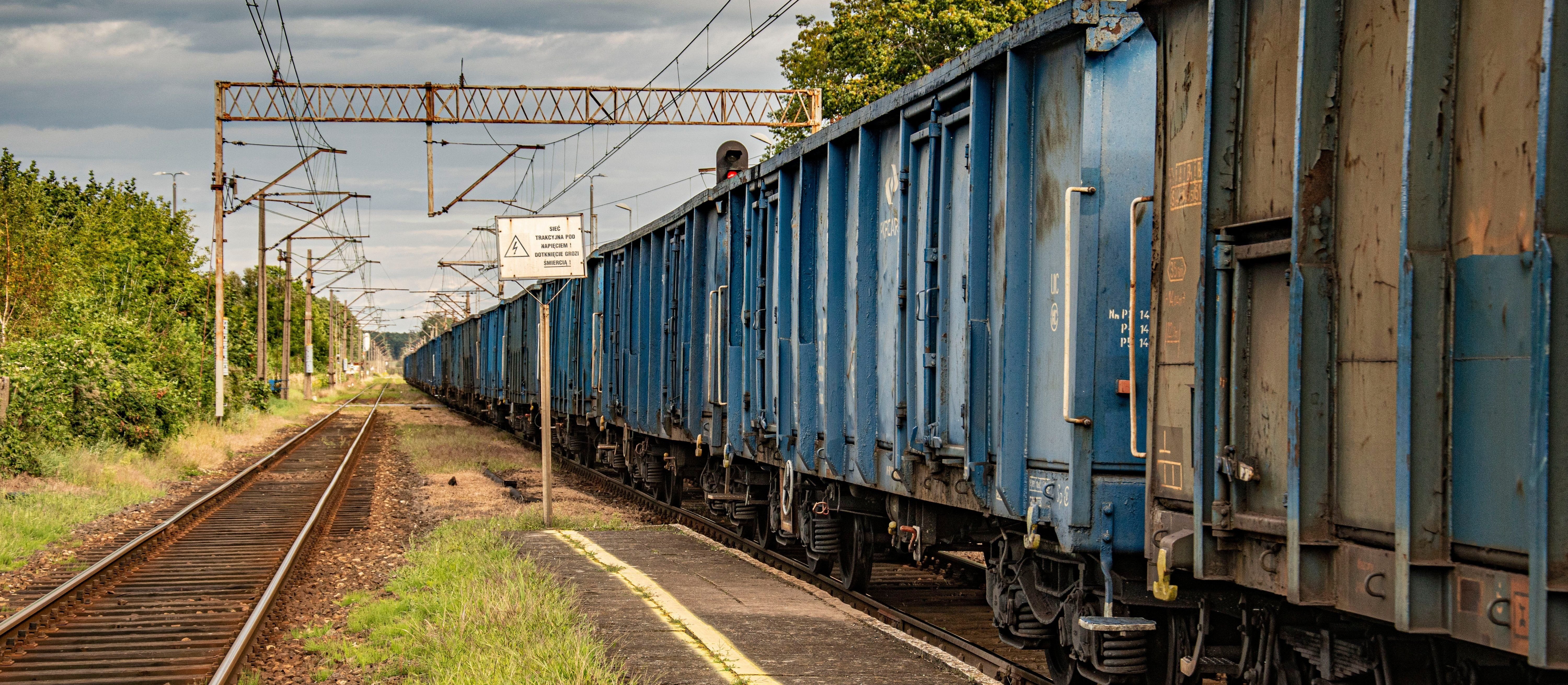 Transport ostrożnie wychodzi z dołka