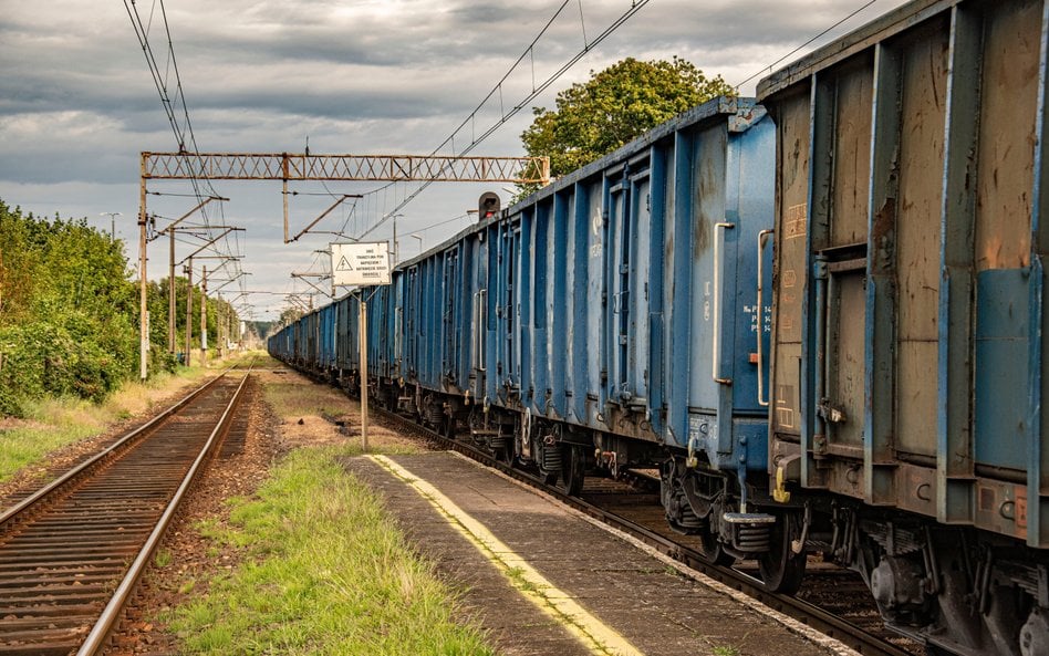 Transport ostrożnie wychodzi z dołka