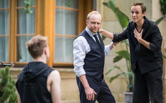 Orgon (Piotr Adamczyk) i Tartuffe (Bartosz Bielenia)