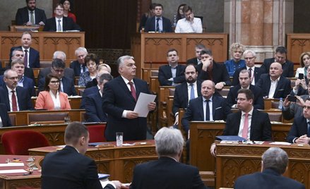 Premier Viktor Orbán przed węgierskim parlamentem