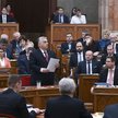Premier Viktor Orbán przed węgierskim parlamentem