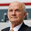 Ferdinand Piech mówi cicho, zmuszając wszystkich aby go pilnie słuchali