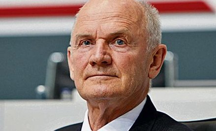 Ferdinand Piech mówi cicho, zmuszając wszystkich aby go pilnie słuchali