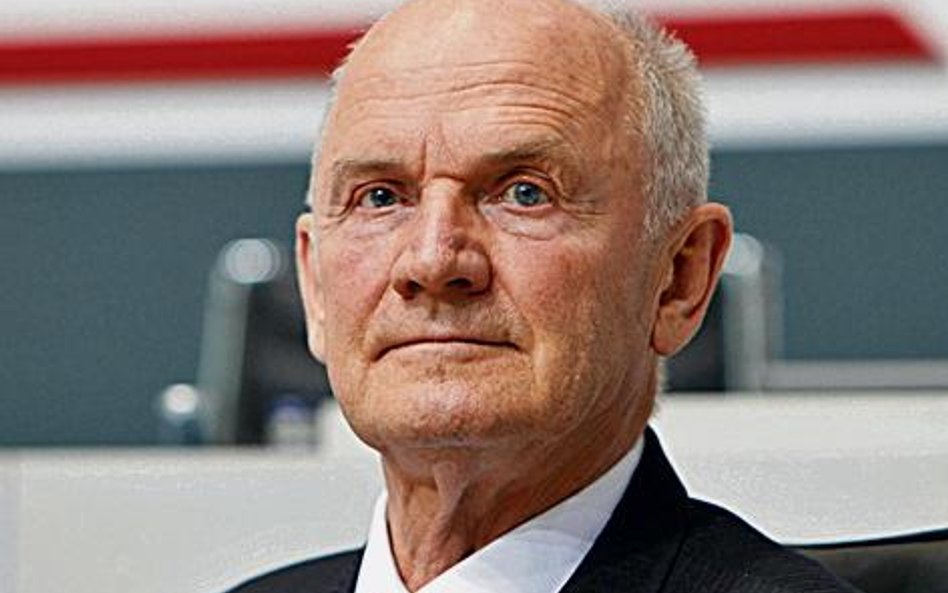 Ferdinand Piech mówi cicho, zmuszając wszystkich aby go pilnie słuchali