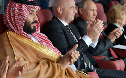 Od lewej: właściciel Newcastle szejk Mohammad bin Salman, szef FIFA Gianni Infantino i Władimir Puti