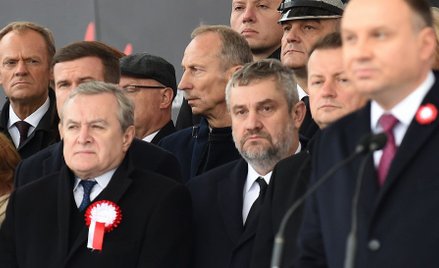 Andrzej Dera: Na trybunie nie było tabliczek. Tusk sobie stanął tam, gdzie stanął