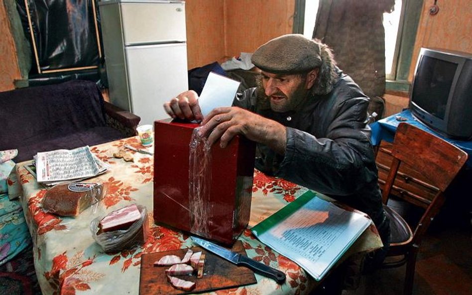 Wyborca w Sołomoreczu, wiosce w Mińszczyźnie. Białoruska ordynacja umożliwia odwiedzanie z urną wybo