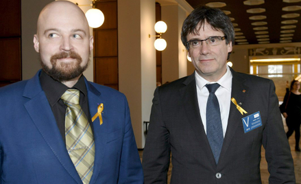 Carles Puigdemont (z prawej) ze wspierającym ruch secesjonistyczny w Katalonii fińskim posłem Mikko 