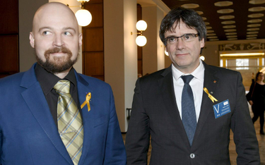 Carles Puigdemont (z prawej) ze wspierającym ruch secesjonistyczny w Katalonii fińskim posłem Mikko 