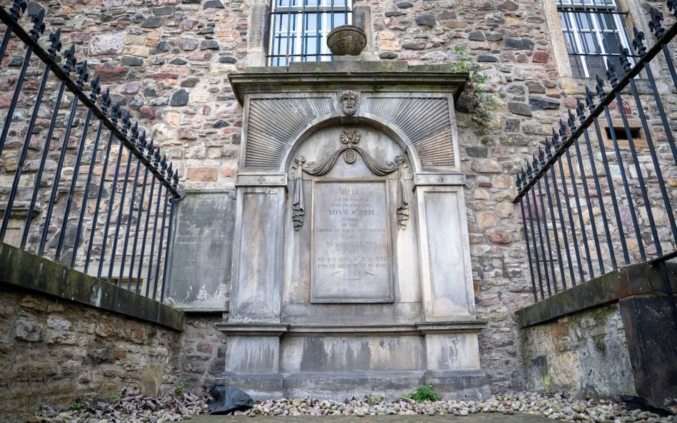 Grób szkockiego filozofa i ekonomisty Adama Smitha na cmentarzu przy kościele Canongate Kirk przy Ro
