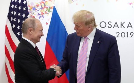 Donald Trump i Władimir Putin w Osace w 2019