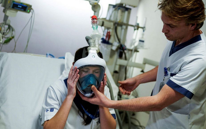 Często ratunkiem dla chorego zakażonego koronawirusem jest respirator. Na zdjęciu: szpital w Bruksel
