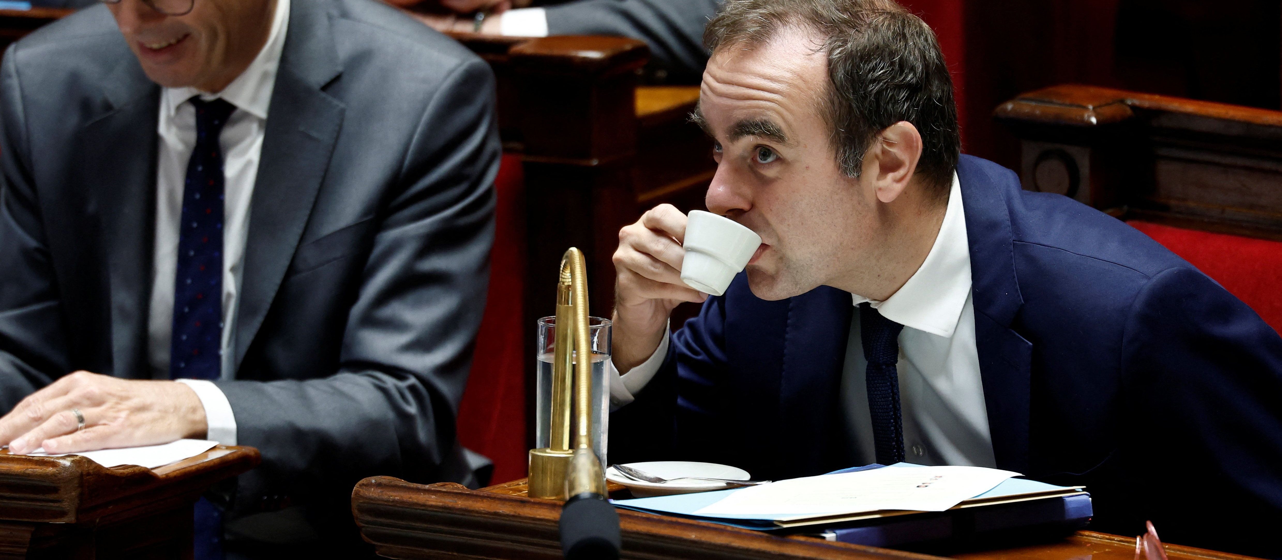 Francja: Rząd przetrwał dwa wnioski o wotum nieufności. Uratowało go 18 głosów