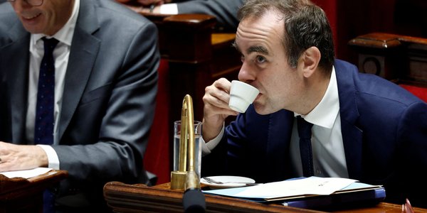 Francja: Rząd przetrwał dwa wnioski o wotum nieufności. Uratowało go 18 głosów