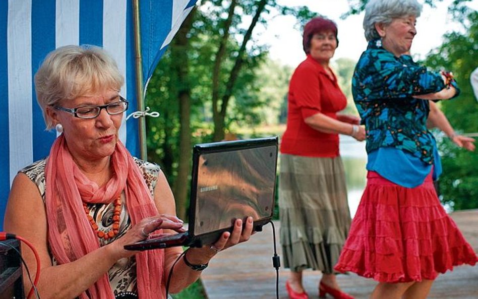 Wczorajszą dyskotekę z laptopa na barce „Herbatnik” poprowadziła DJ Janeczka (pierwsza z lewej)