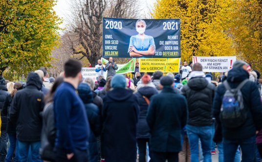 Protest przeciw obowiązkowi szczepień na COVID-19