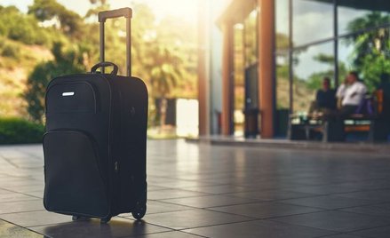 Pomysłowość Polaków nie zna granic. Na wakacje ślą bagaż kurierem