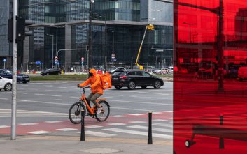 Na temat bezpieczeństwa pieszych prowadzone były rozmowy z firmami: Glovo, DHL, Pyszne.pl