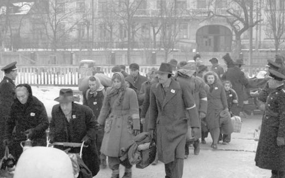 Kolumna Niemców wysiedlanych z Mariańskich Łaźni w styczniu 1946 roku