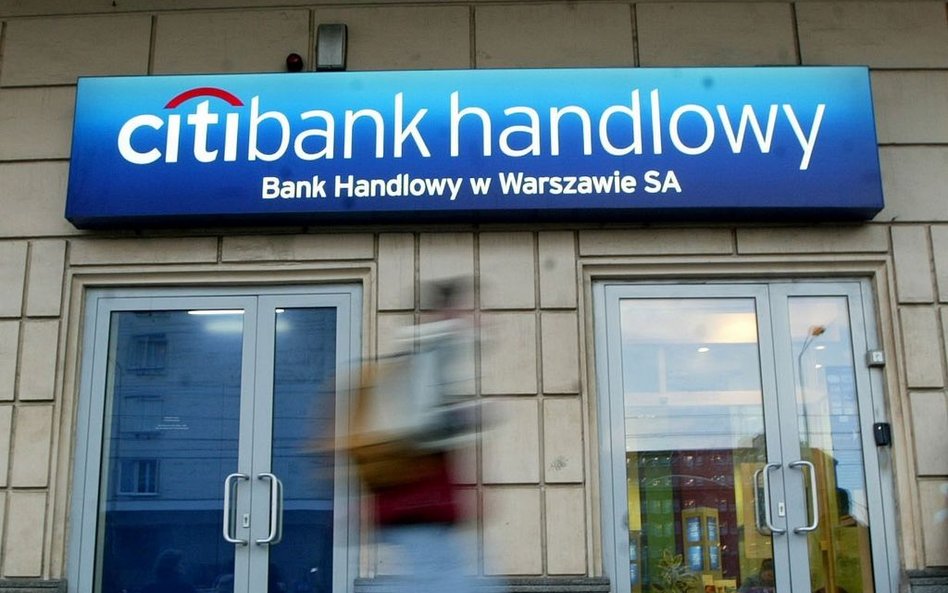 Walka o wyższą dywidendę Handlowego