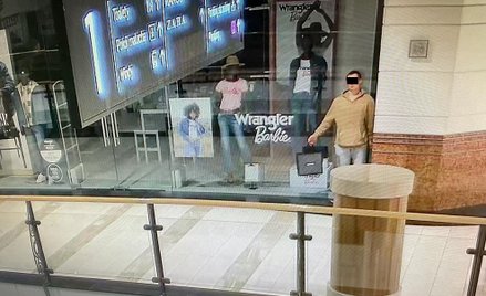 22-letni mężczyzna udawał manekina, by okraść galerię handlową w Warszawie.