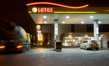 Spadek cen ropy na światowych rynkach poprawia wyniki Lotosu
