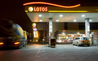 Spadek cen ropy na światowych rynkach poprawia wyniki Lotosu
