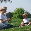 Pracodawca, który podczas urlopu wychowawczego podpisuję z kobietą umowę zlecenie, musi co miesiąc j