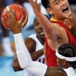 Yao Ming zdobył dla Chin 13 punktów, miał 10 zbiórek i 3 bloki. Obok Amerykanie Carmelo Anthony (z p